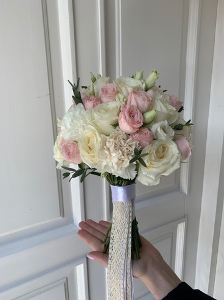 Свадебный букет из одноголовых роз, лизиантуса, диантусов и эвкалипта