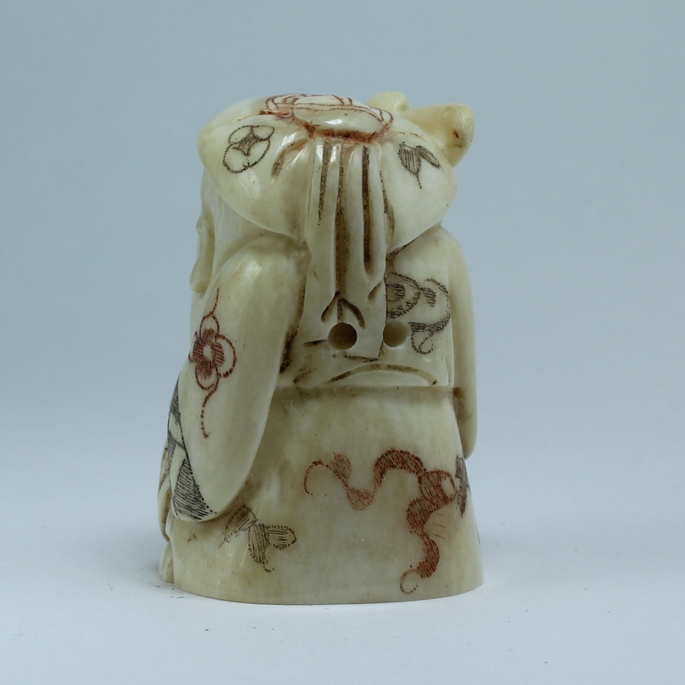 Нэцкэ Шоусин с посохом