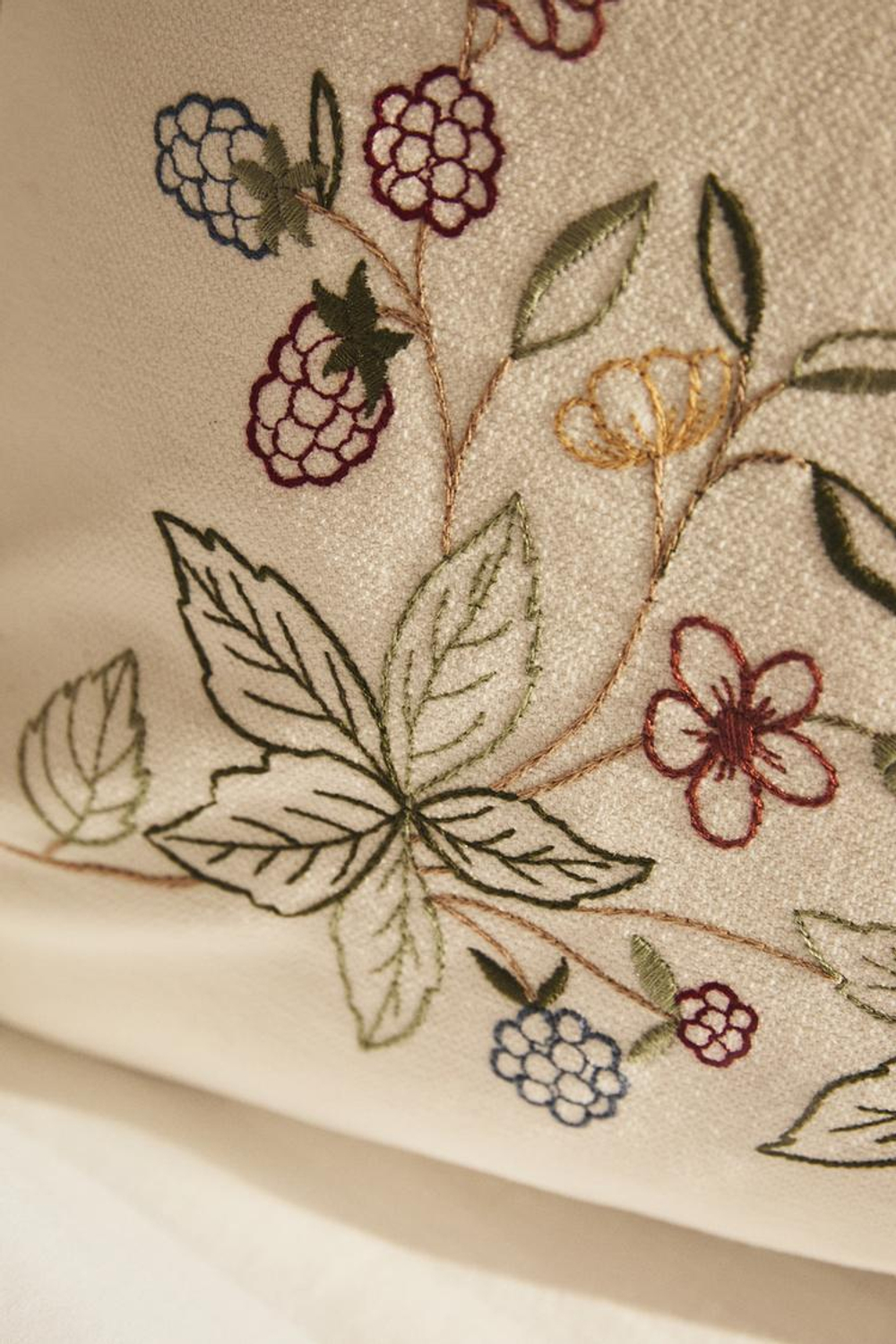 ZARA HOME ЧЕХОЛ ДЛЯ ДЕКОРАТИВНОЙ ПОДУШКИ С ВЫШИВКОЙ «ЕЖЕВИКА», КРЕМОВЫЙ