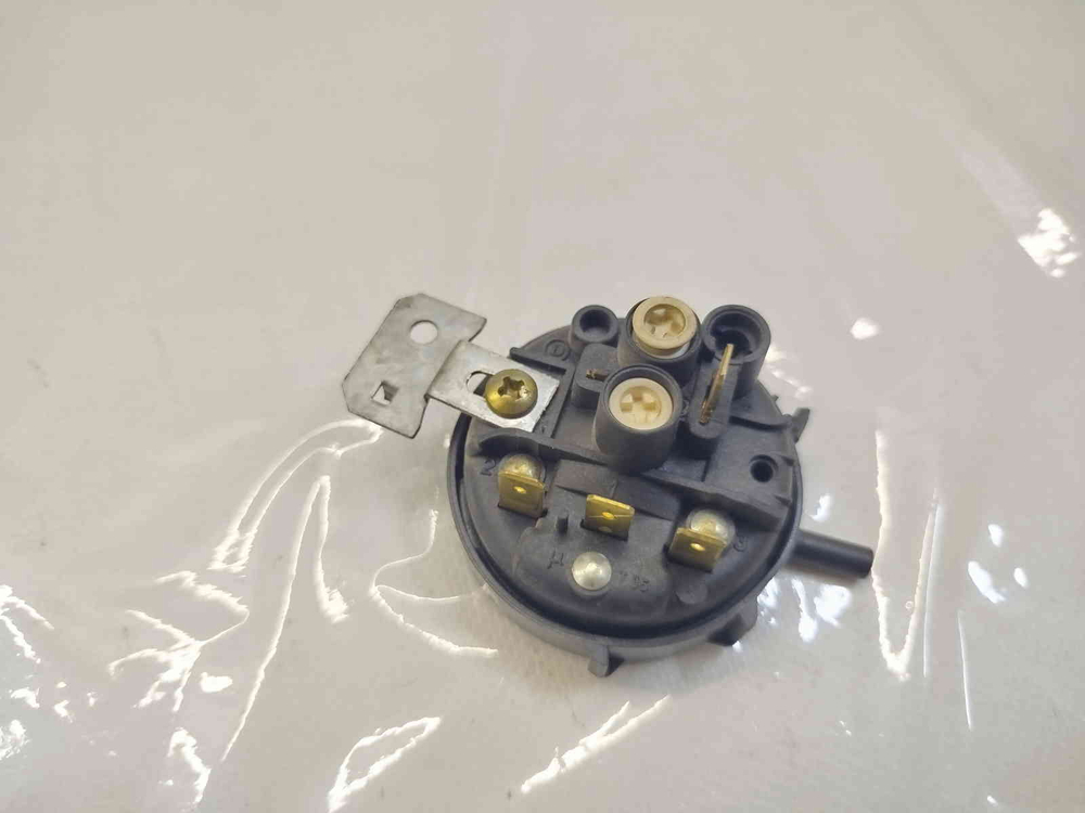 585 Датчик уровня воды (Прессостат) для стиральной машины Indesit-Ariston 003360.00 130/100-275 б/у
