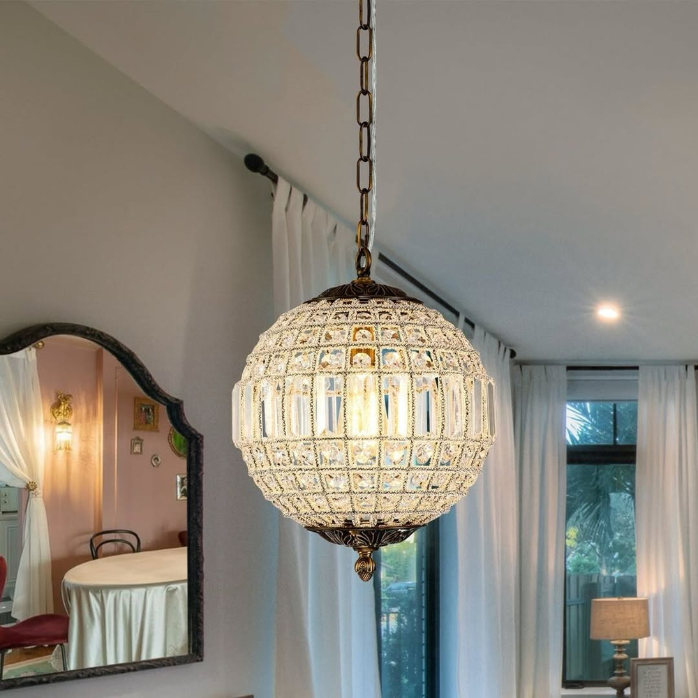 Элегантная подвесная люстра с шарообразным плафоном из фактурного стекла