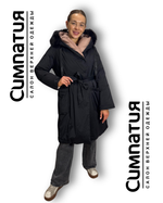 Классический пуховик свободного кроя, но с поясом и возможностью приталивания в черном цвете