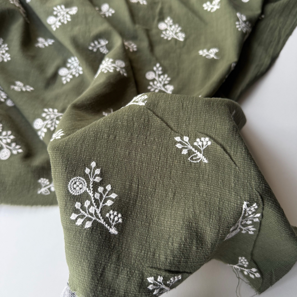 Полулен с вышивкой на оливковом фоне