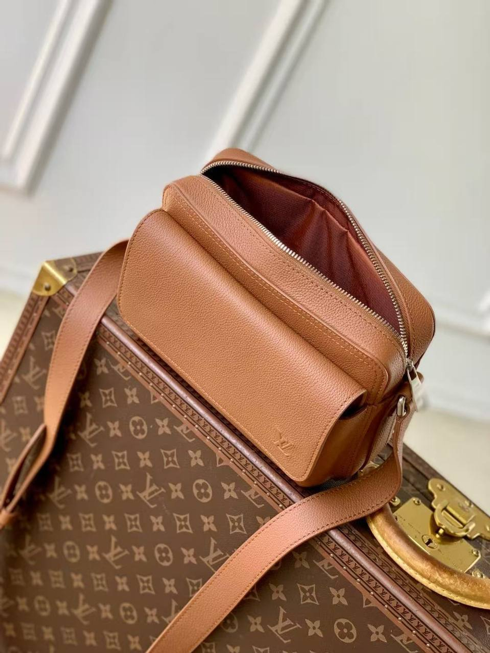 Сумка-мессенджер Louis Vuitton
