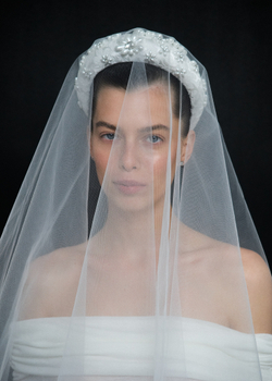 Ободок высокий с декором из жемчуга и камней