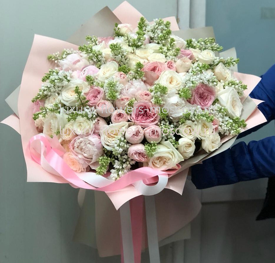 Микс сиренью и пионами