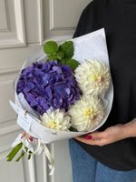 Кулек из гортензии и георгин