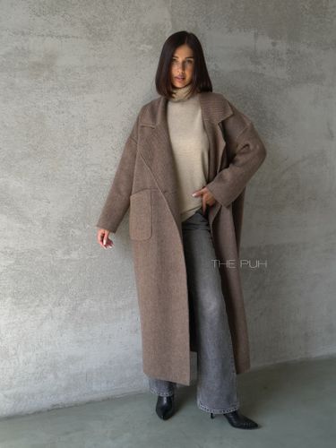 Коричневое пальто с шарфом