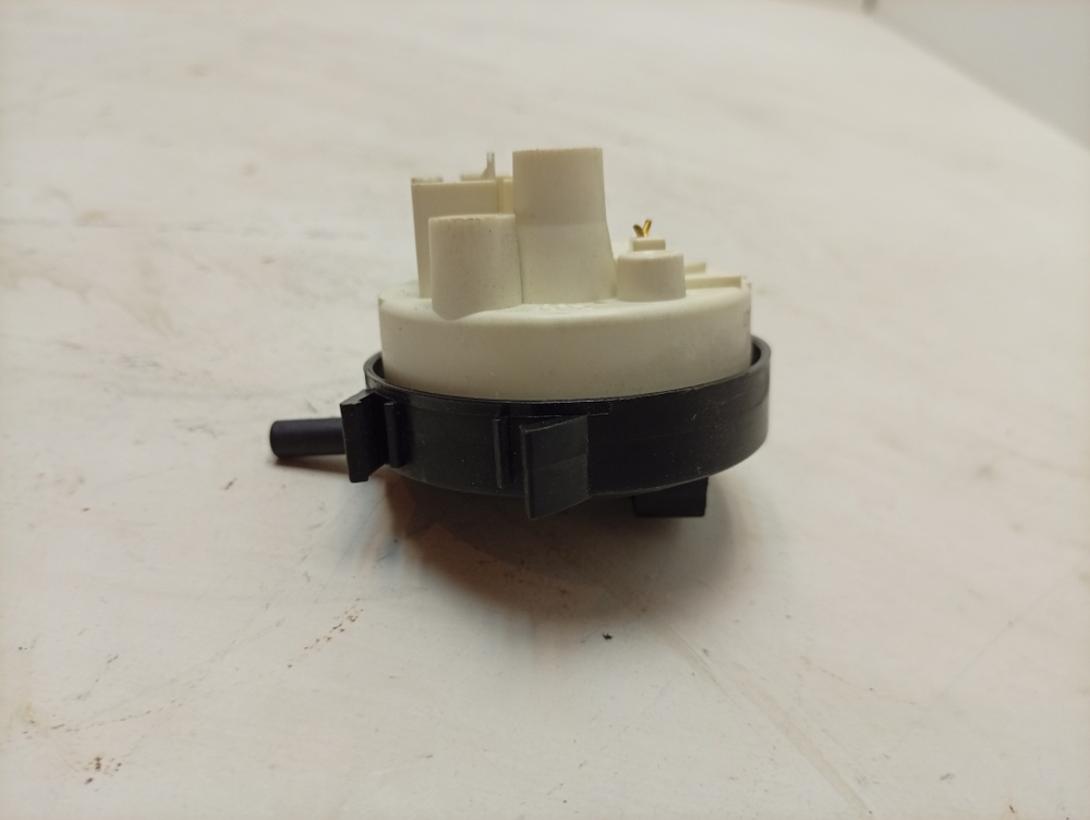 AWS71212 кт20 Датчик уровня воды для стиральной машины Whirlpool Hotpoint-Ariston 461971402451 б/у