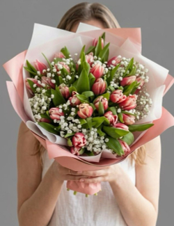 Букет из тюльпанов пионовидных с гипсофилой