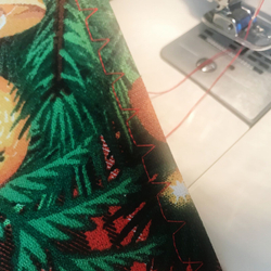 Скатерть на стол новогодняя (50*50см)-салфетка-дорожка "Еловая гирлянда" LAV ANNA LUKOSHINA