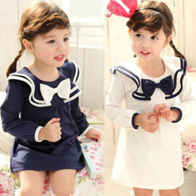 Платье однотонное с контрастным бантом и воланами на груди