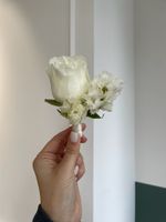 Свадебный букет из диантусов, одноголовых роз и лизиантуса