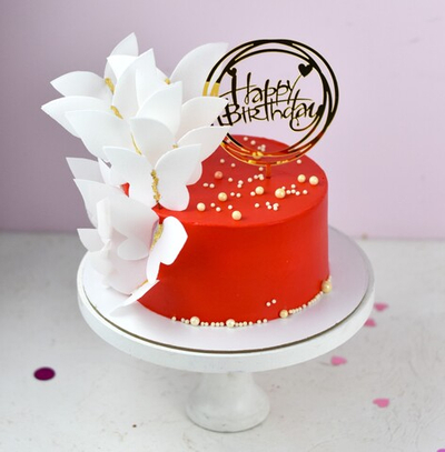 Красный торт с бабочками и бусинами на день рождения