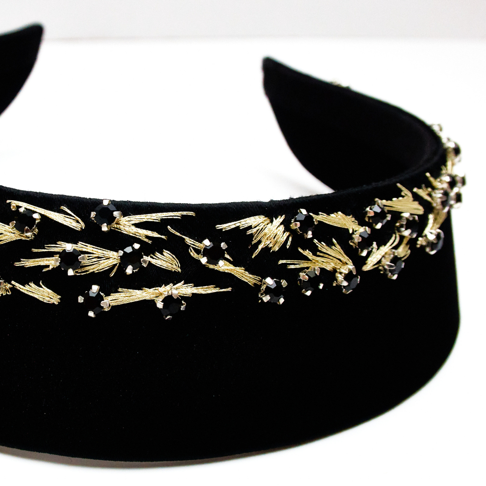 Кокошник с вышивкой из камней и золотых нитей