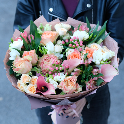 Купить Букет с каллами и пионовидными розами «Луиза»