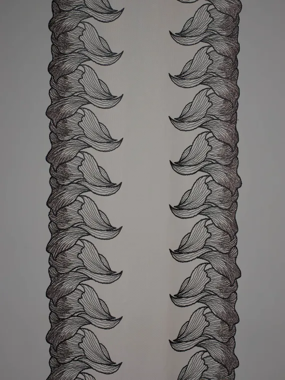 05-176 Вышивка на неэл. сетке 25 см, бежевый 775 /черный 170 /золото