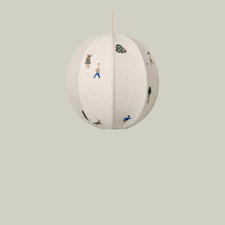 Нежный подвесной светильник в виде круглого абажура с минималистичными рисунками людей и деревьев.