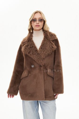 Коричневая шуба из эко-меха с английским воротником