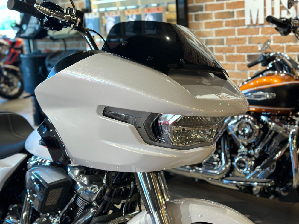 Harley-Davidson Road Glide 117, 2024 Onyx White/CHROME Trim