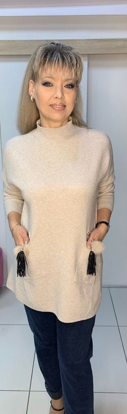 Джемпер-свитер с кармашками и помпонами