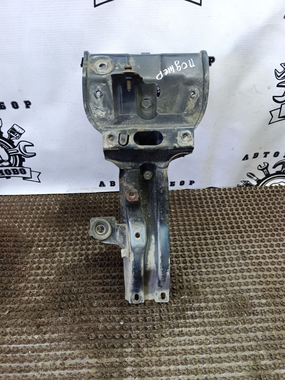 Кронштейн замка капота Mitsubishi Pajero, II (1... с пробегом