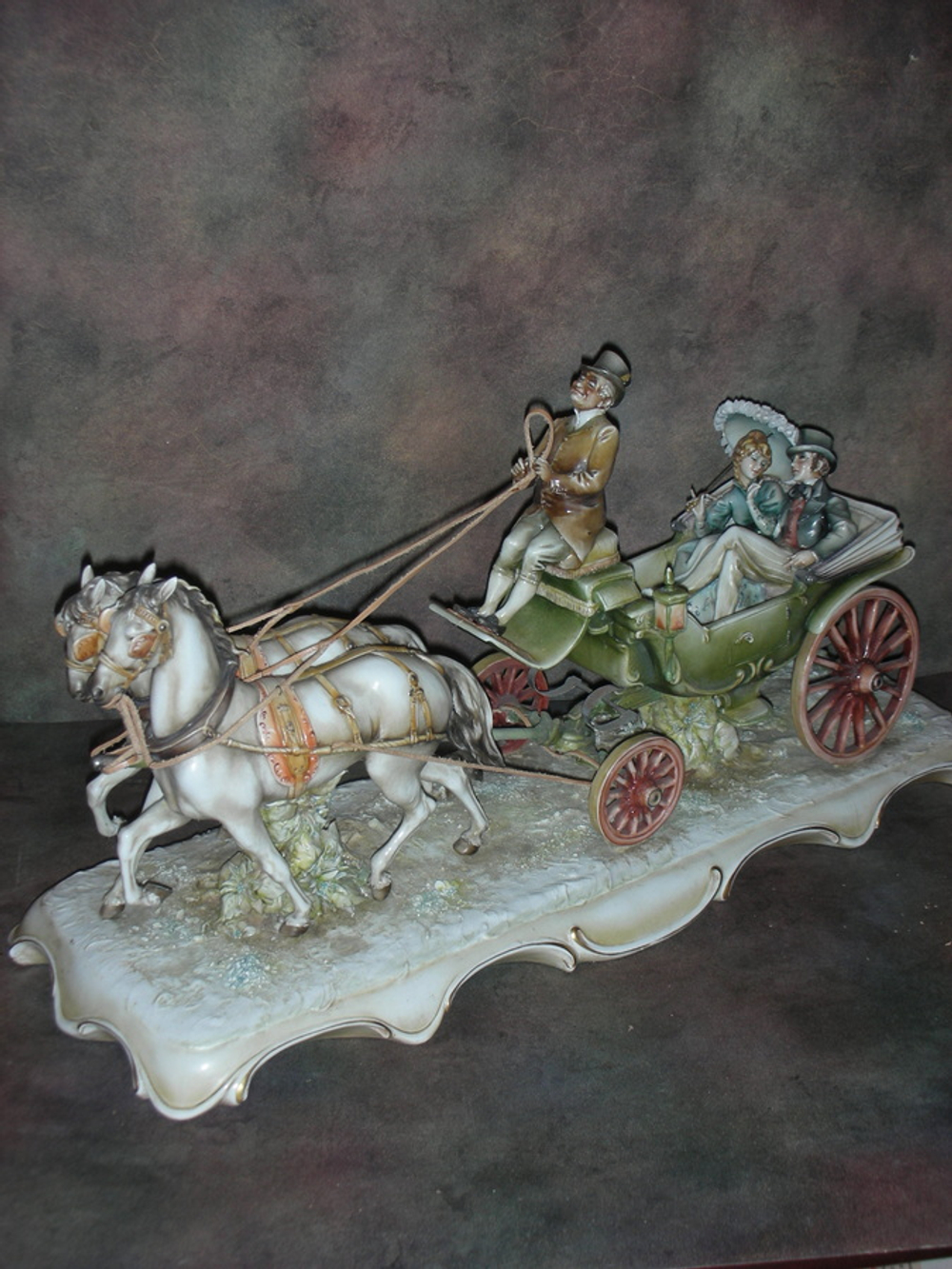 Статуэтка. Фарфор. Аллея влюблённых. Capodimonte. Италия