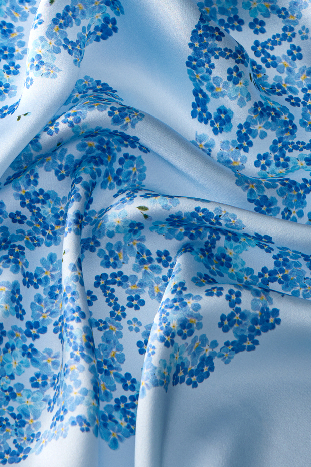 ПЛАТОК ИЗ ГОЛУБОГО ШЕЛКА С АВТОРСКИМ ПРИНТОМ 90*90