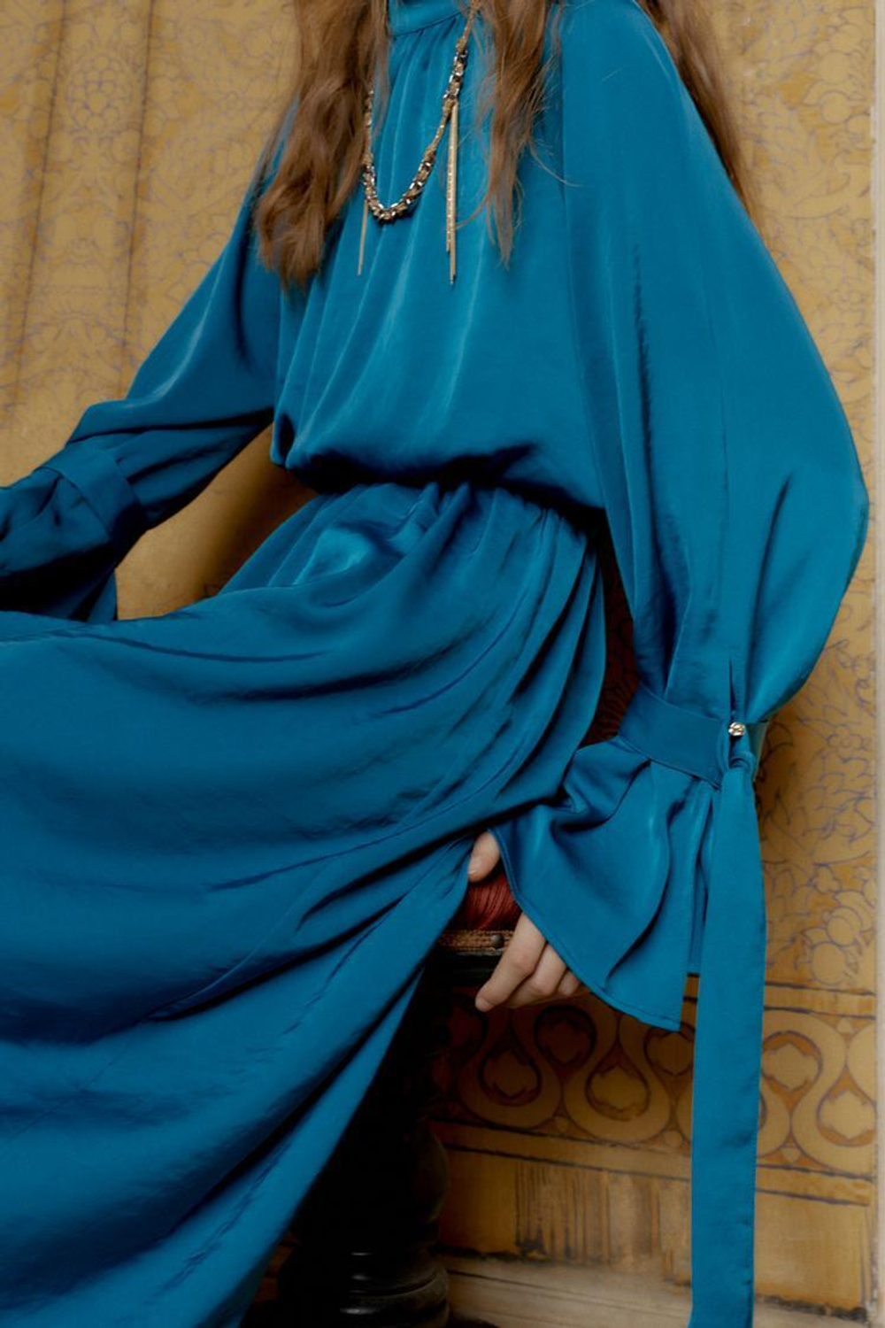 ZARA АТЛАСНОЕ ПЛАТЬЕ МИДИ С ЗАВЯЗКАМИ, УТИНО-СИНИЙ