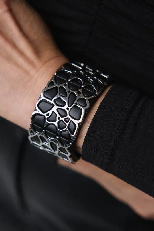 Браслет широкий на резинке черная кожа и серебряные "соты"