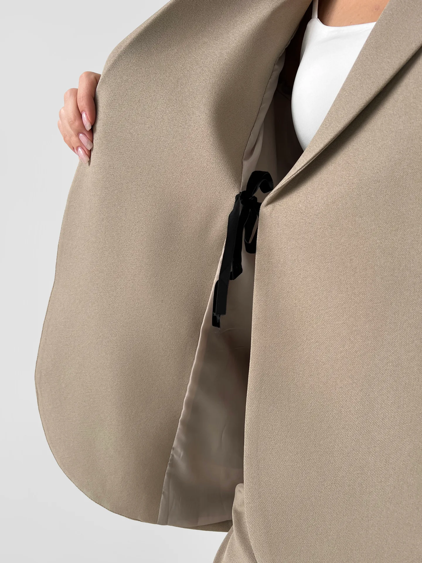 Костюм классический Bony 1140.4 из свободного пиджака на завязках с цепочкой и зауженных брюк на резинке