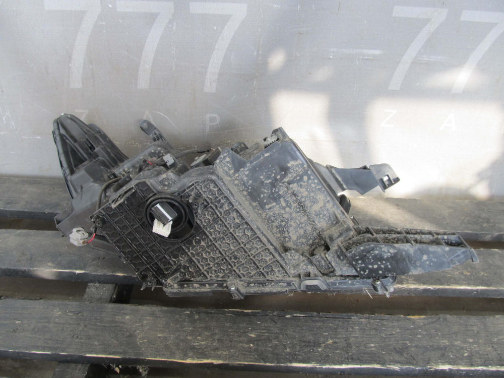 Фара левая LED Toyota Land Cruiser Prado 150 17-24 Б/У  8118560N20