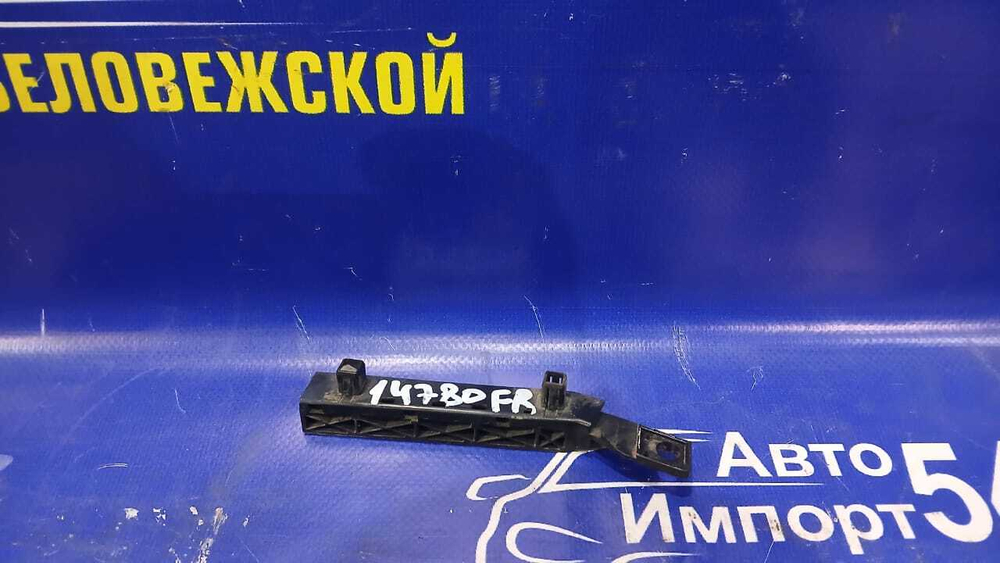 Крепление бампера переднее правое NISSAN TIIDA 2008-2012