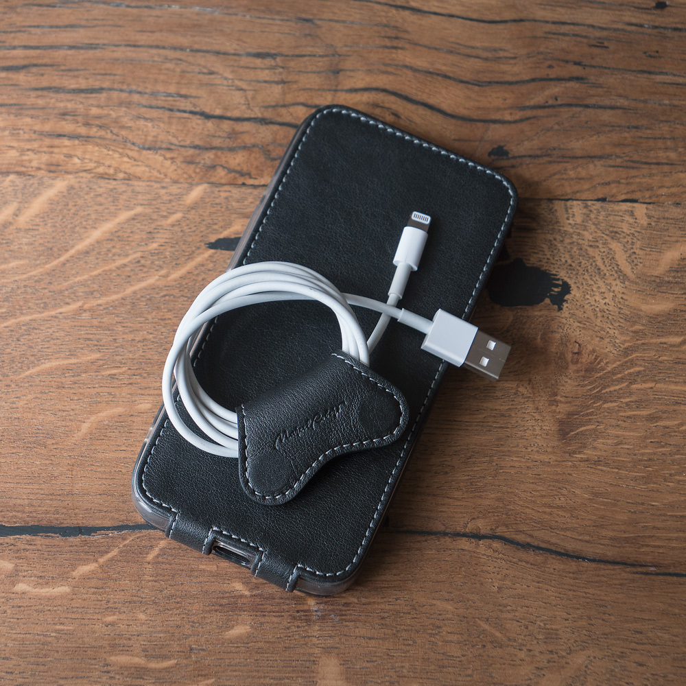 Чехол-держатель для наушников и проводов кожаный Papillon Easy черного цвета