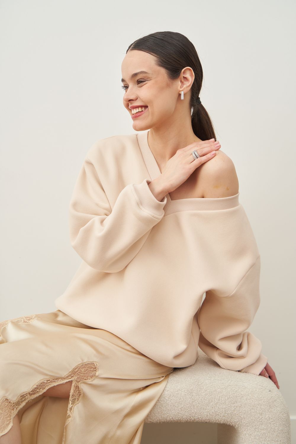 СВИТШОТ С V-ВЫРЕЗОМ КРЕМ-БРЮЛЕ