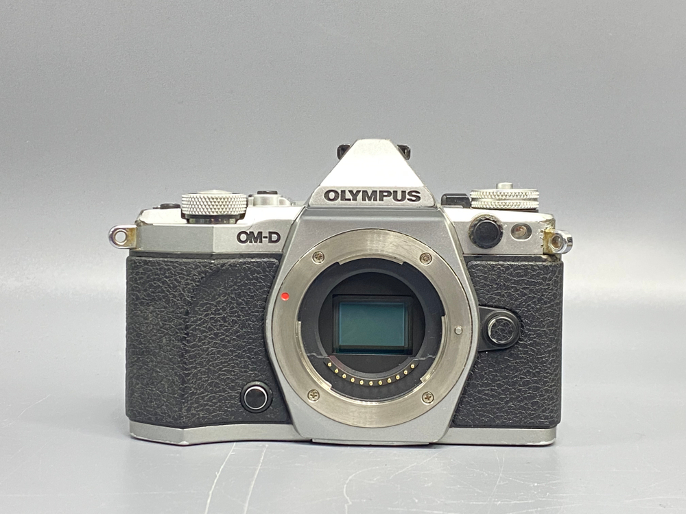 Olympus OM-D E-M5 Mark II kit 14-42mm 21700 кадров