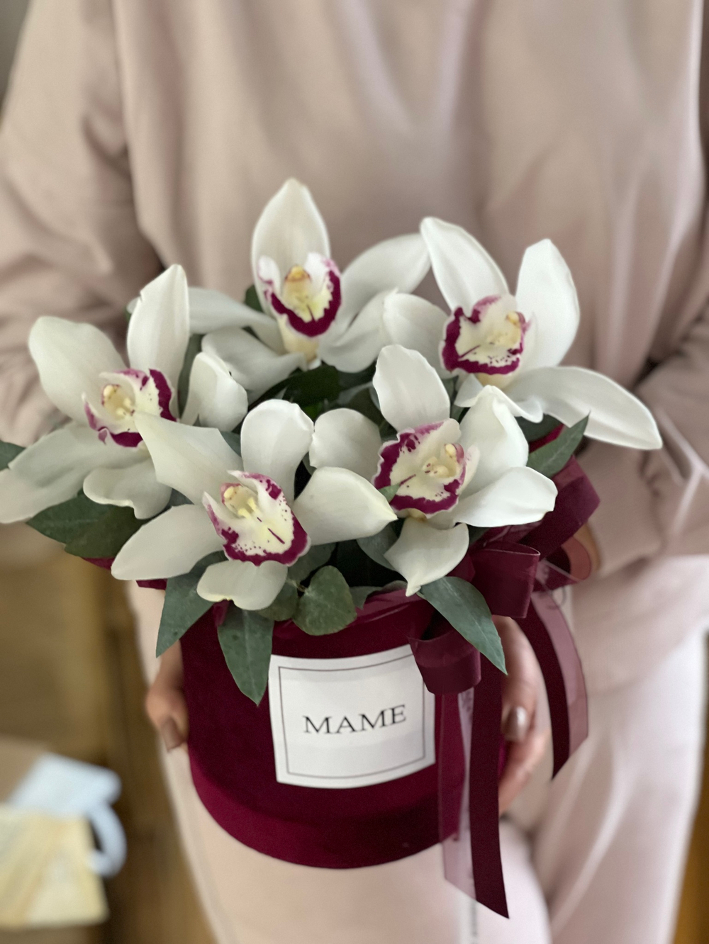 Орхидея Цимбидиум и эвкалипт в роскошной бархатной шляпной коробке