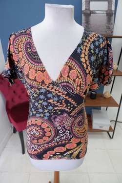 Футболка с яркой расцветкой 46 размер