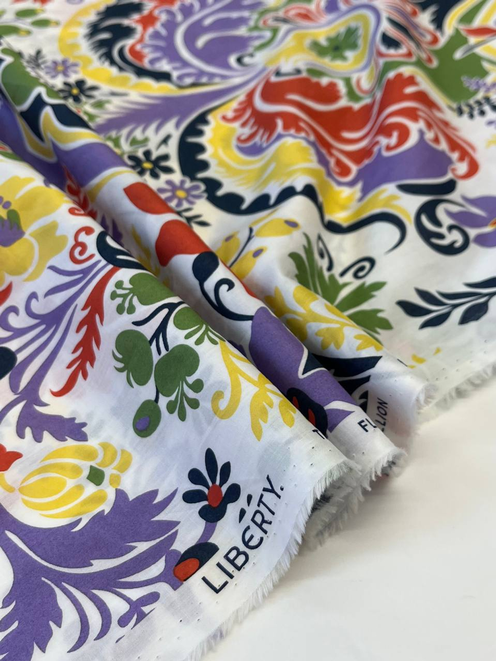Хлопок Liberty белый с крупным цветочным принтом Tana Lawn™ Cotton - Floral Rebellion