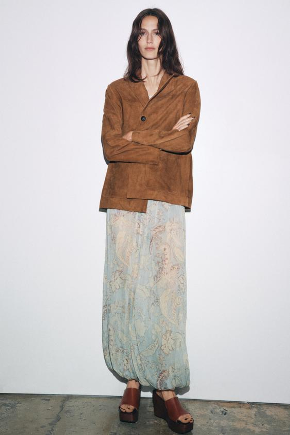 ZARA БРЮКИ С ЦВЕТОЧНЫМ ПРИНТОМ ZW COLLECTION, СЕРЫЙ