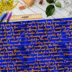 Ткань бифлекс оранжевая английская поэзия на синем фоне