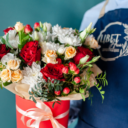 Сборный букет с хризантемами и розами в шляпной коробке