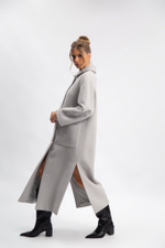 Пальто двубортное с боковыми разрезами и накладными карманами