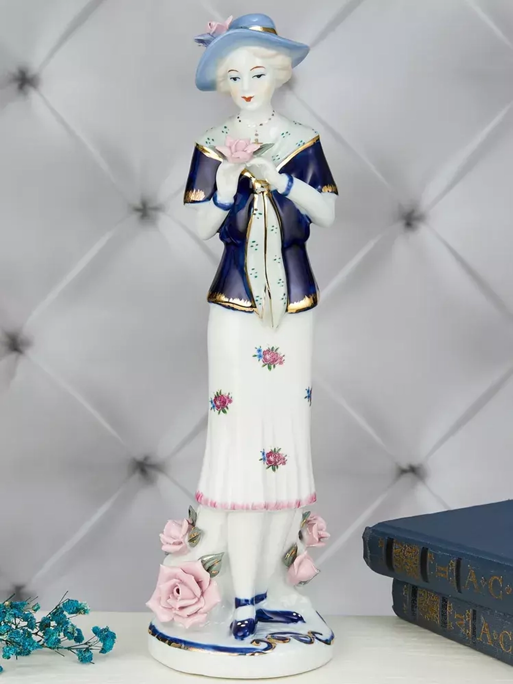 Фарфоровая статуэтка "Девушка" YW-33655