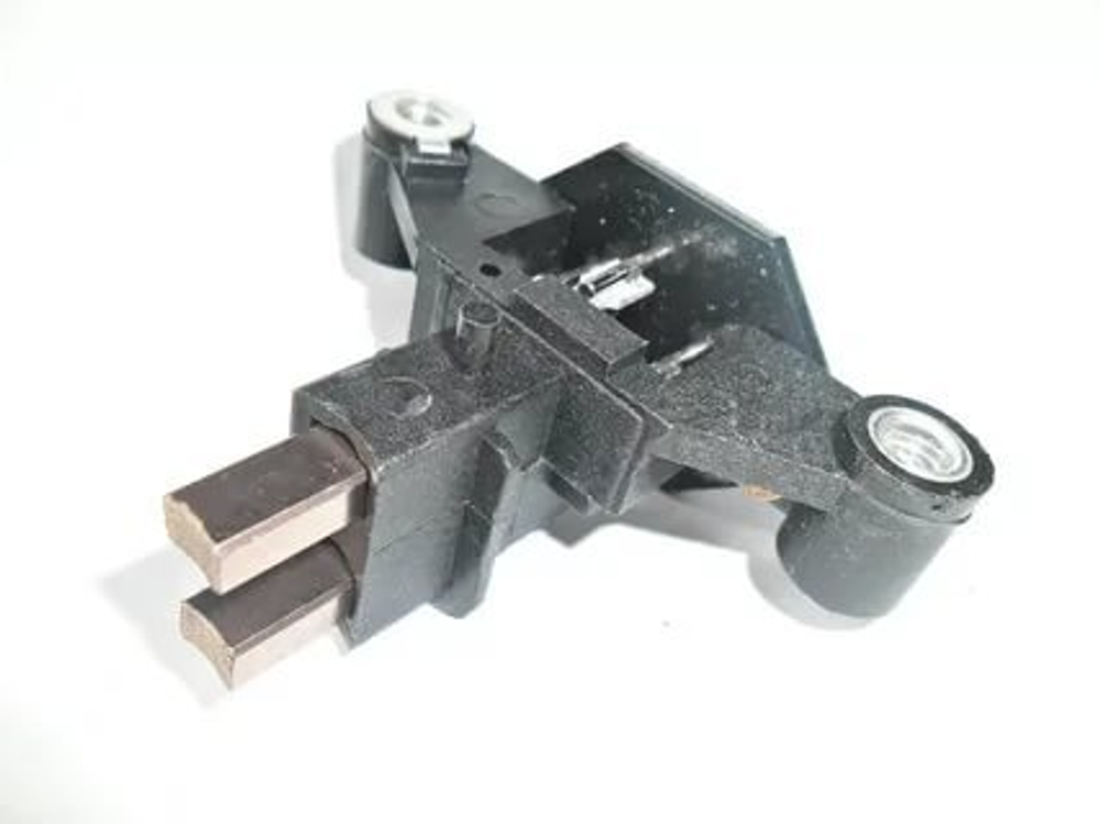 Регулятор напряжения генератора в сборе со ЩУ (80А) (щетка генератора под винт)