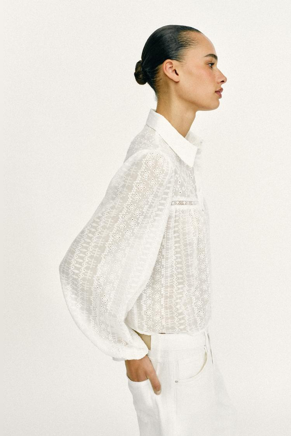 ZARA КОРОТКАЯ БЛУЗА С АЖУРНОЙ ВЫШИВКОЙ, БЕЛЫЙ