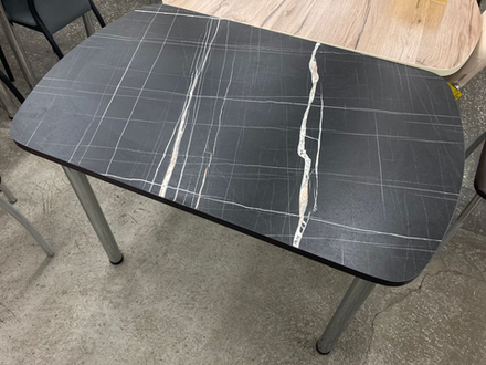 Стол неразд Пластиковый подстолье прямое хром Царг.пояс венге Ст-ца черный тунис (венге)