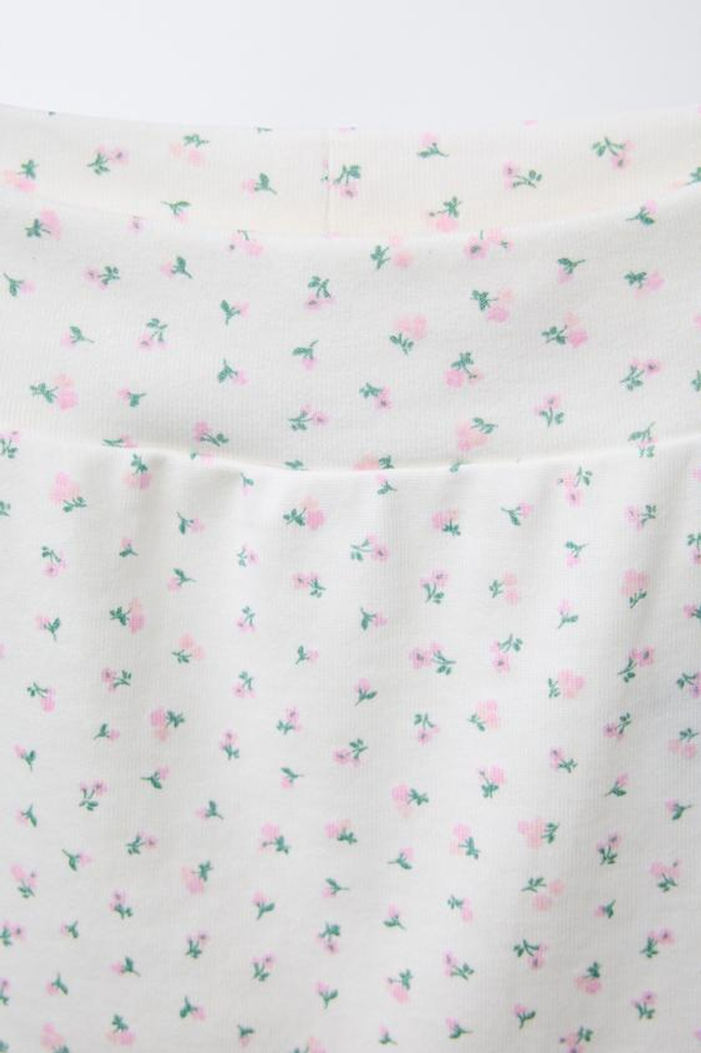 ZARA КОМПЛЕКТ ИЗ ФУТБОЛКИ И ЛЕГГИНСОВ С ЦВЕТОЧНЫМ ПРИНТОМ, БЕЛЫЙ