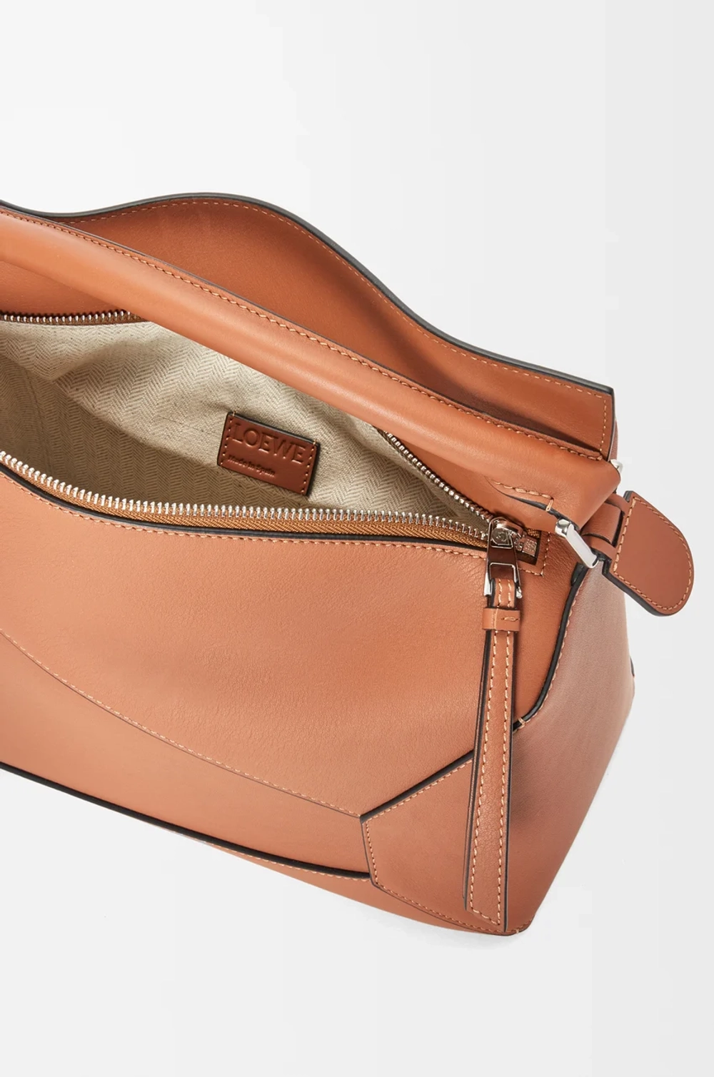 Loewe Сумка среднего размера Puzzle Edge из классической телячьей кожи, коричневый