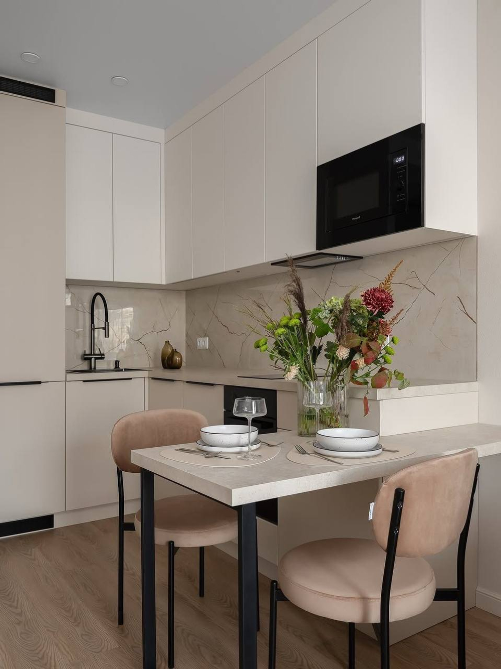 Кухня с мраморным фартуком